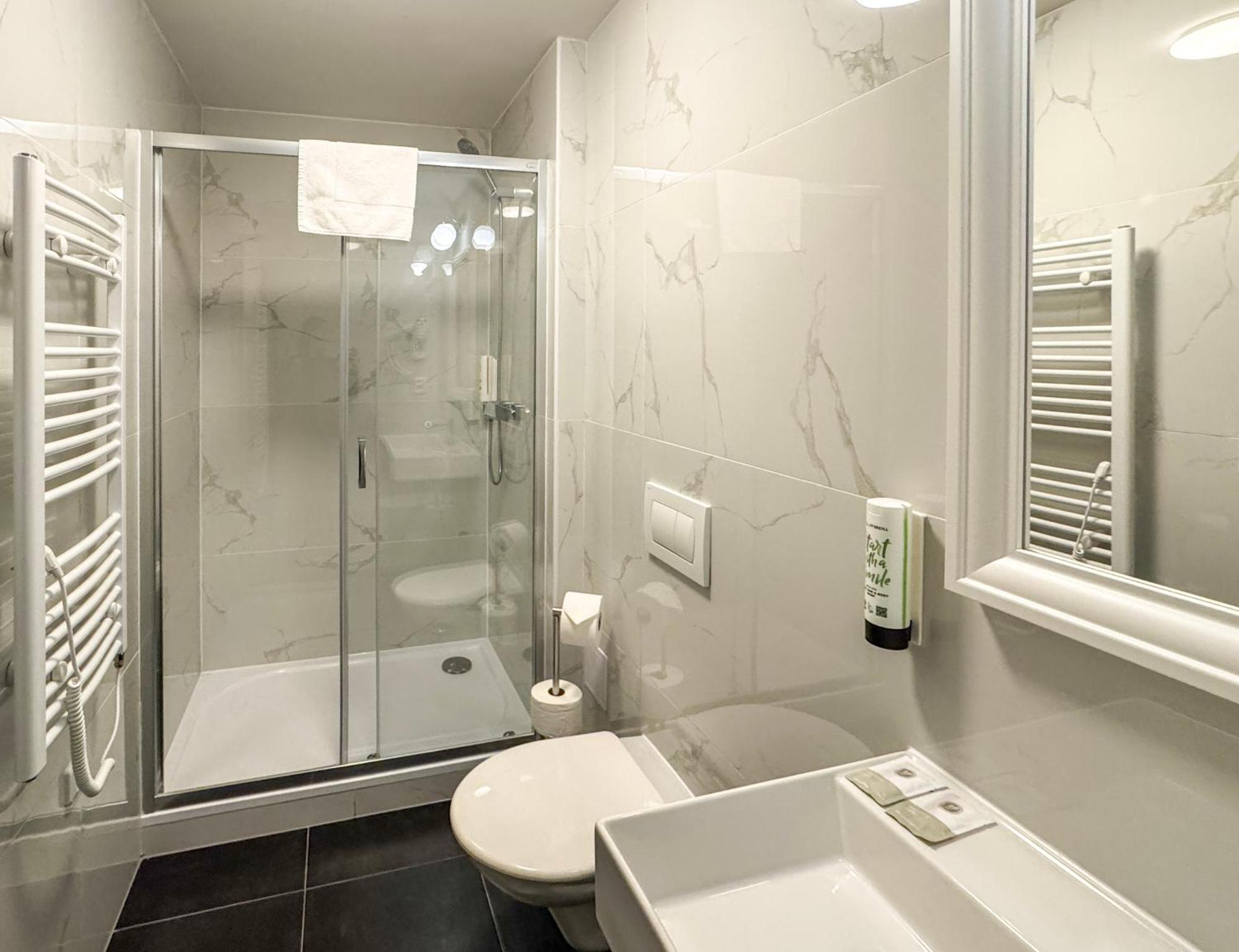 Twin Room,1651163520:JPEG